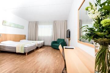 Фото номера Стандартный трехместный номер Отель GreenStar Hotel Joensuu г. Йоэнсуу 6